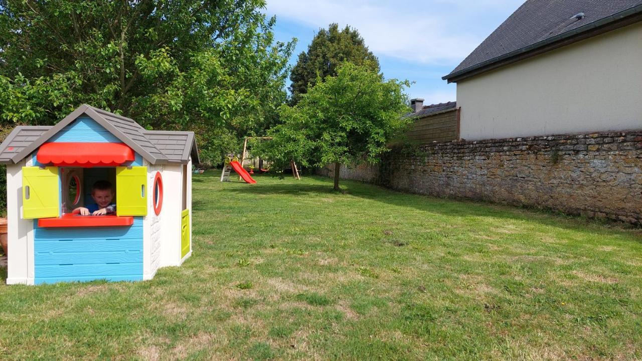 Le So Art, Grande Maison 4 Chambres, Terrain De Petanque, Grand Jardin Clos, Flipper, Babyfoot, Jeux Arcade, Ping Pong,1 Km Mer, Proche Golf, Port En Bessin, Bayeux Et Plages Du Debarquement, Adaptee Enfants Commes Экстерьер фото