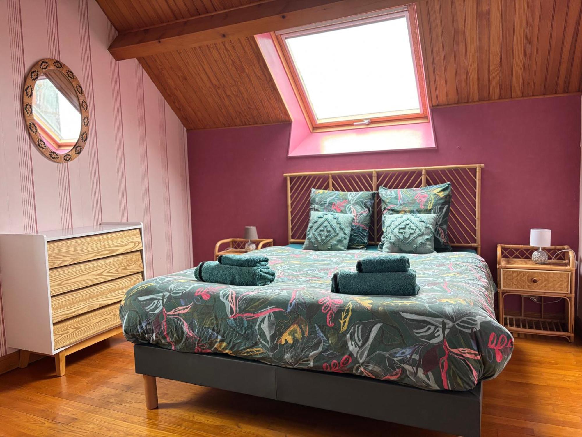 Le So Art, Grande Maison 4 Chambres, Terrain De Petanque, Grand Jardin Clos, Flipper, Babyfoot, Jeux Arcade, Ping Pong,1 Km Mer, Proche Golf, Port En Bessin, Bayeux Et Plages Du Debarquement, Adaptee Enfants Commes Экстерьер фото
